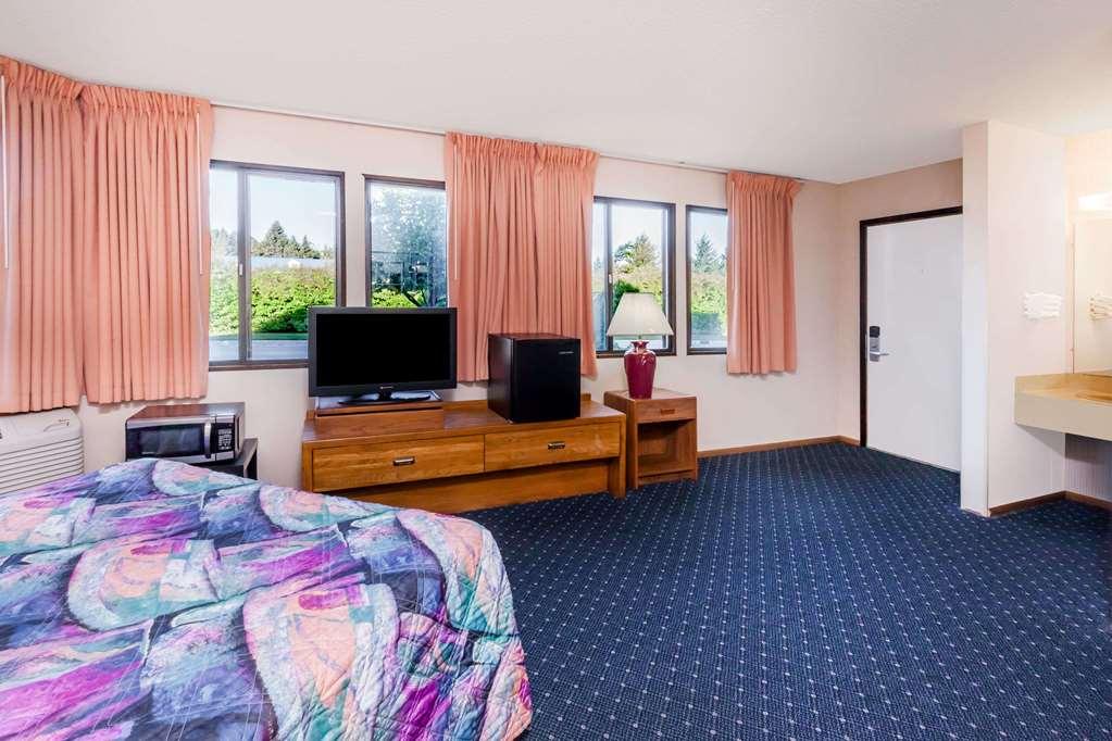 Knights Inn Mackinaw City Room photo